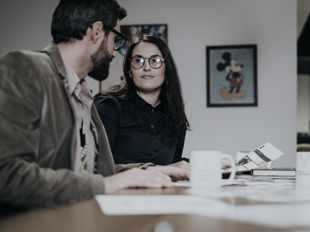 Dos personas revisando juntas un portátil durante una sesión de diagnóstico.