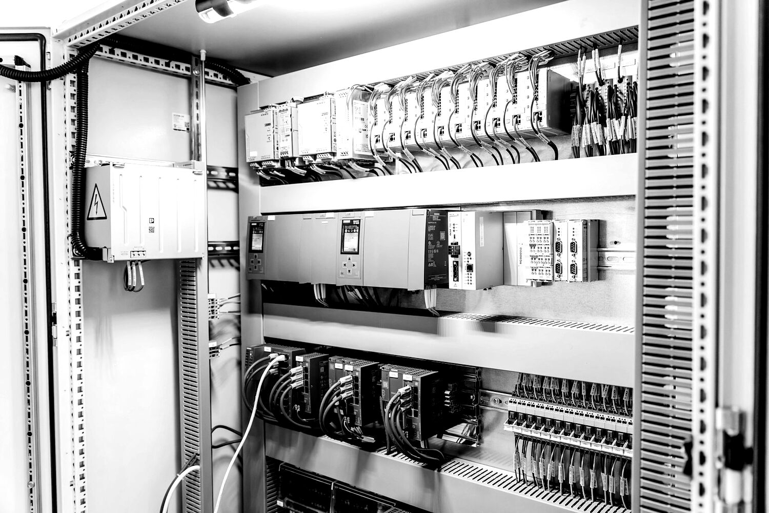 Cuadro de control industrial con módulos electrónicos y cableado ordenado.
